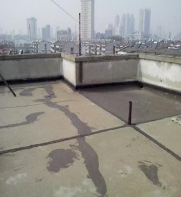 自流井漏水维修 楼顶漏水是什么原因，楼顶漏水维修方法是什么?